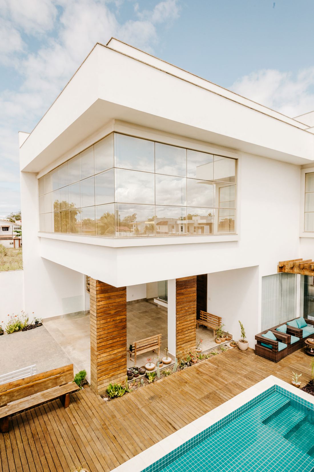 Vivienda moderna junto a una piscina, imagen de inspiración
