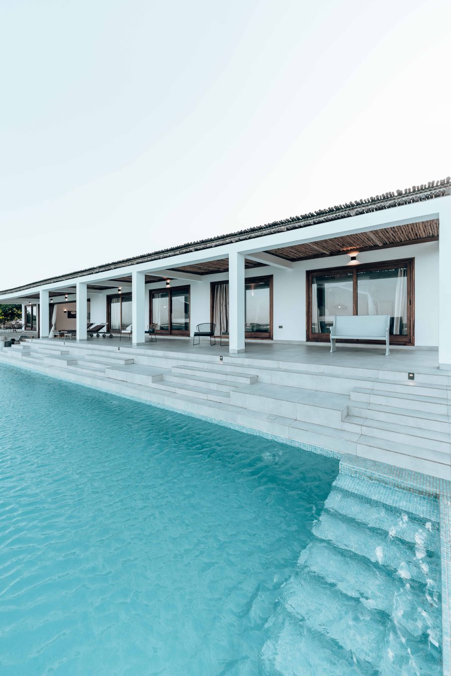 Piscina junto a una casa, imagen de inspiración
